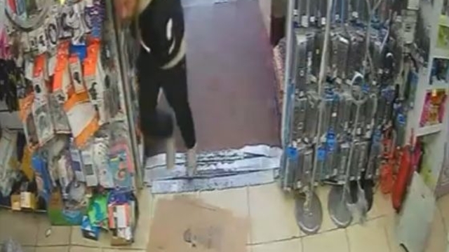 Husumetlisinin tabancasından çıkan kurşunlardan mağazaya sığınarak kurtuldu; o anlar kamerada