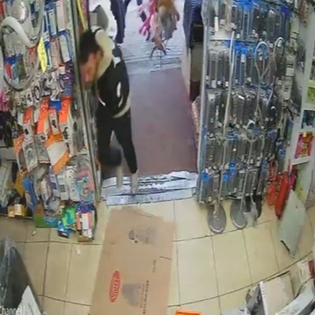 Husumetlisinin tabancasından çıkan kurşunlardan mağazaya sığınarak kurtuldu...