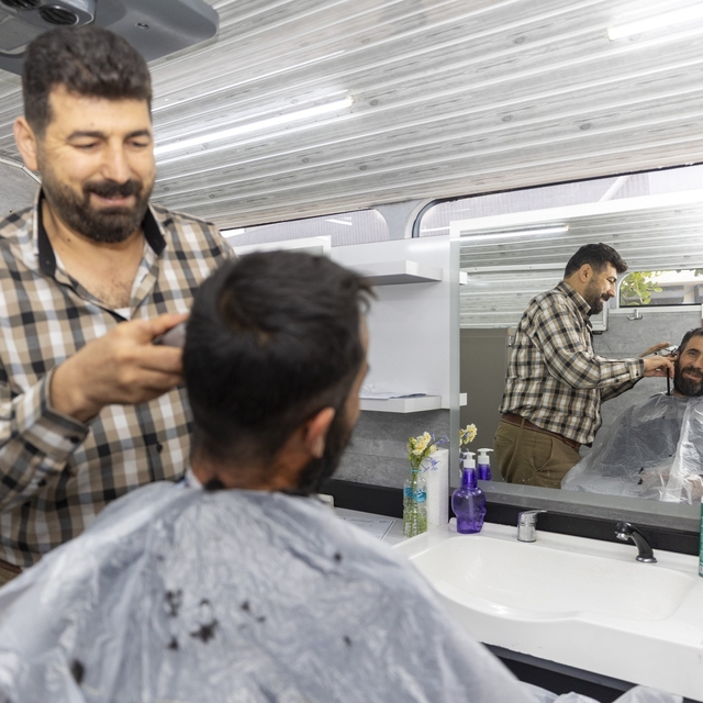 Kuaför ayağa geldi, vatandaş rahatladı
Mersin'de mobil kuaför 5 yılda 30 bi...