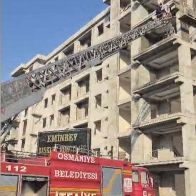 Elektrik kesintisi nedeniyle iskelede mahsur kalan işçiler kurtarıldı