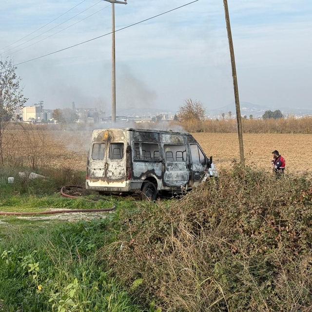 Mersin'de minibüs yangını