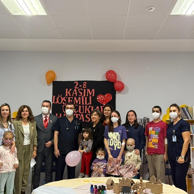 Hastanede tedavi gören çocuklara üniversitelilerden "moral" desteği