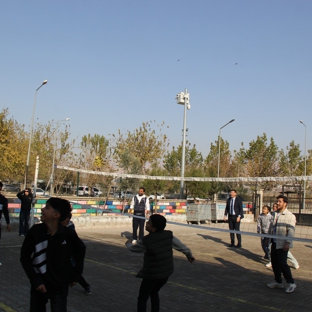 Cizre Milli Eğitim Müdürü İke, öğrencilerle voleybol oynadı