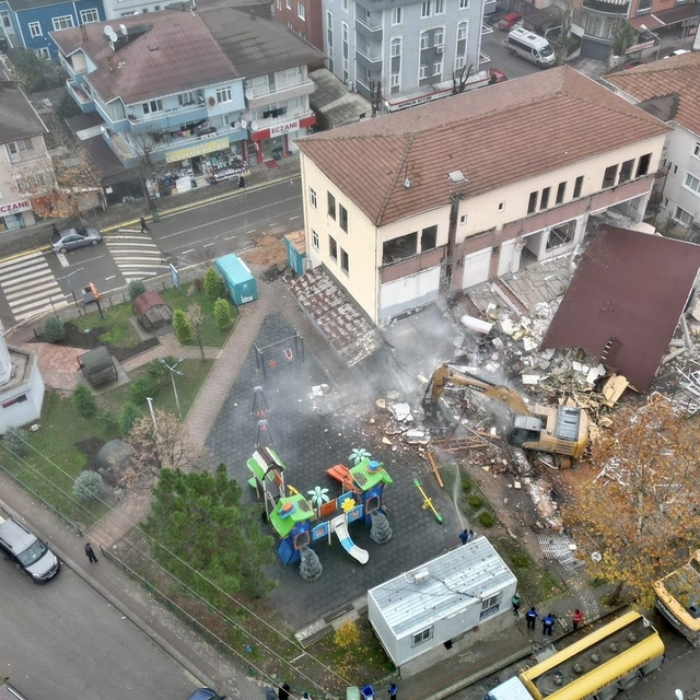 Körfez'de riskli bina yıkıldı