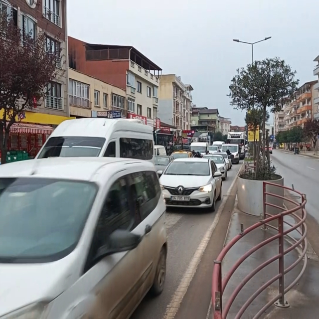 Yalova'da köprülü kavşakta çalışma nedeniyle trafik yoğunluk