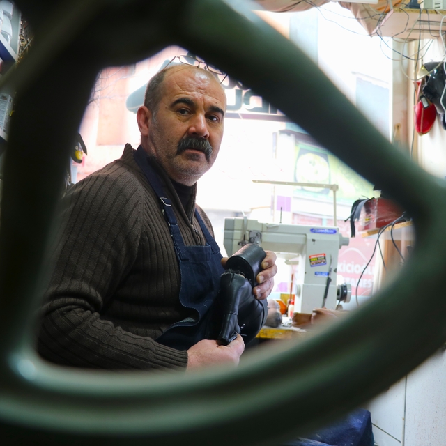 Ayakkabı tamircilerinde kış yoğunluğu başladı
Ustalar tamiratları yetiştirm...