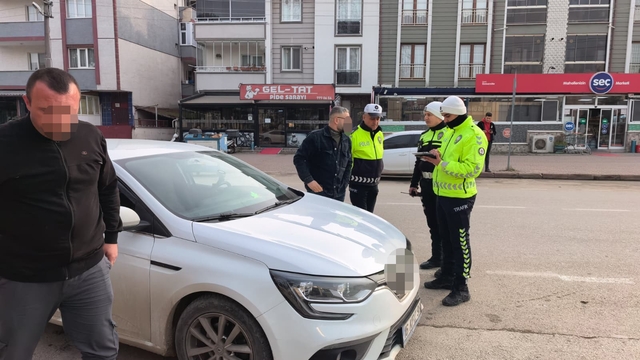 İnegöl'de korsan taksi operasyonu
Sürücülere ve yolculara ceza yağdı