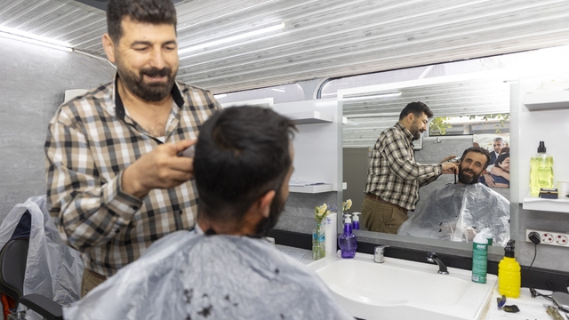 Kuaför ayağa geldi, vatandaş rahatladı
Mersin'de mobil kuaför 5 yılda 30 bin 711 vatandaşa ücretsiz hizmet verdi