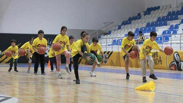 Ücretsiz Basketbol Kursları çocuklara hem spor hem gelecek sunuyor