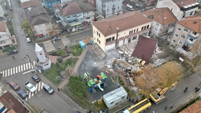 Körfez'de riskli bina yıkıldı