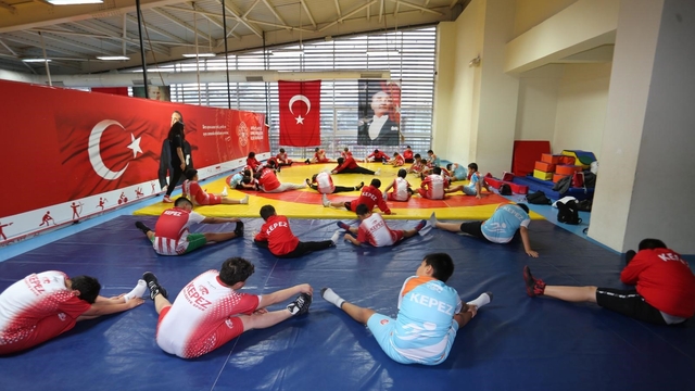 Geleceğin güreşçileri Kepez'de yetişiyor