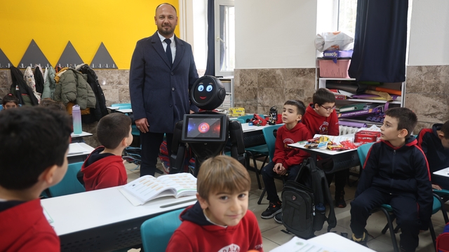 Çocuklar şivlilikle paylaşmayı ve zorbalığın kötülüğünü okula gelen robottan dinledi