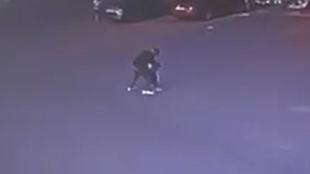 Boşanma aşamasındaki eşini sokak ortasında 12 yerinden bıçakladı, 18,6 yıl hapis cezası aldı
Eşini öldüren sanık: "Öldürme niyetim yoktu"