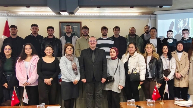 Trabzon'da üniversite öğrencilerine "Dijital Çağda Kurumsal İletişim" eğitimi verildi