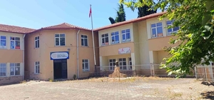 Yıllar önce kapısına kilit vurulan İlk ve Ortaokulu yıkılıyor