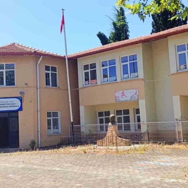 Yıllar önce kapısına kilit vurulan İlk ve Ortaokulu yıkılıyor