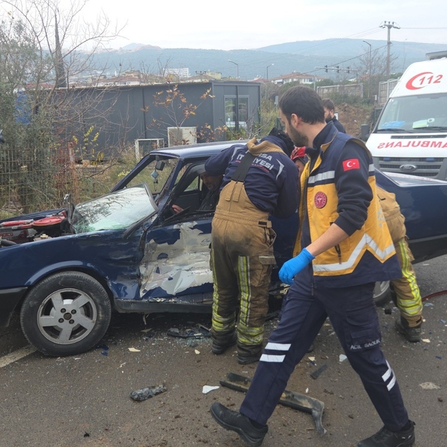 Kamyonet ters yönden gelen otomobile çarptı