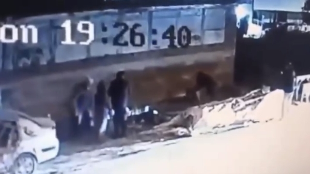 Demirtaş'ta başıboş köpek dehşetİ 3 kişi yaralandı
Köpeğin 3 kişiyi ısırma anı kameralara yansıdı. Polis saldırgan hayvanı tabancayla vurarak etkisiz hale getirdi