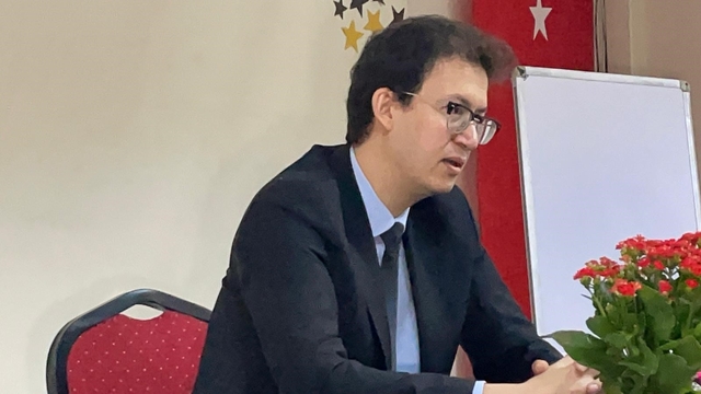 Öğrenciler savcıyı sorguya çekti
Lise öğrencileri, iki eliyle de aynı anda yazabilen savcıyı ilginç sorularla terletti