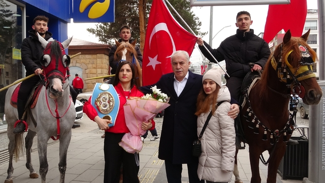 Dünya Boks Şampiyonu Turhan, memleketi Bayburt'ta davul zurnayla karşılandı
"Hedefimiz dünyanın tartışmasız en iyisi boksörü olmak"