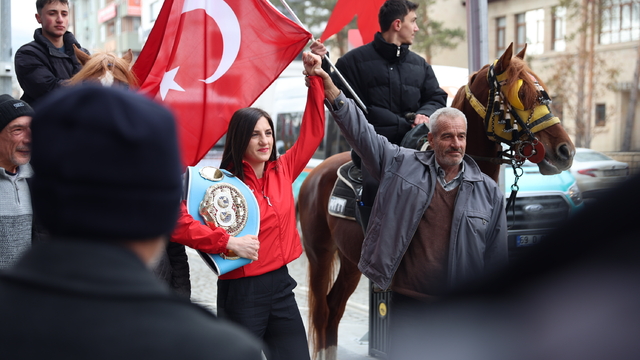 Dünya şampiyonu boksör Elif Nur Turhan, Bayburt'ta coşkuyla karşılandı