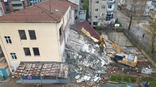 Kocaeli'de riskli olduğu tespit edilen bina yıkıldı