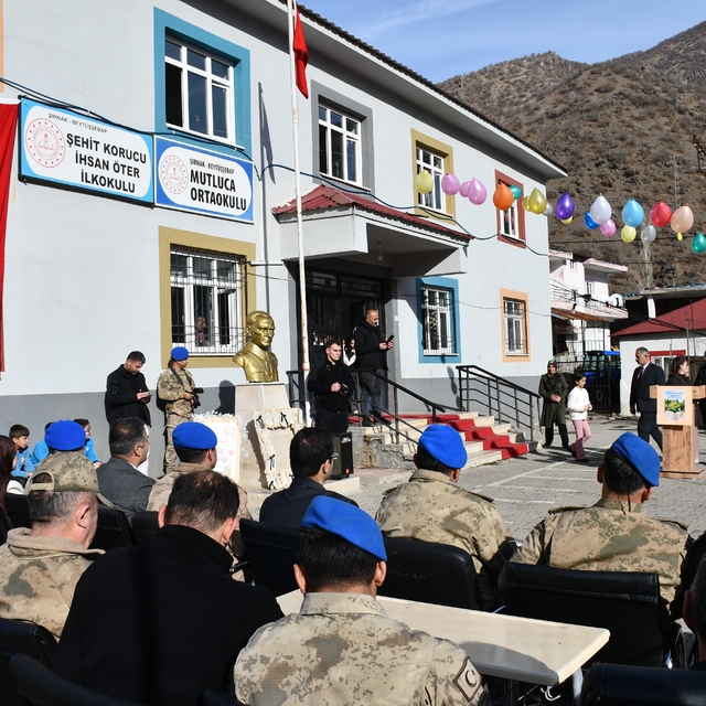 Şırnaklı öğrenciler köyde kitap yazıp imza günü etkinliği düzenledi