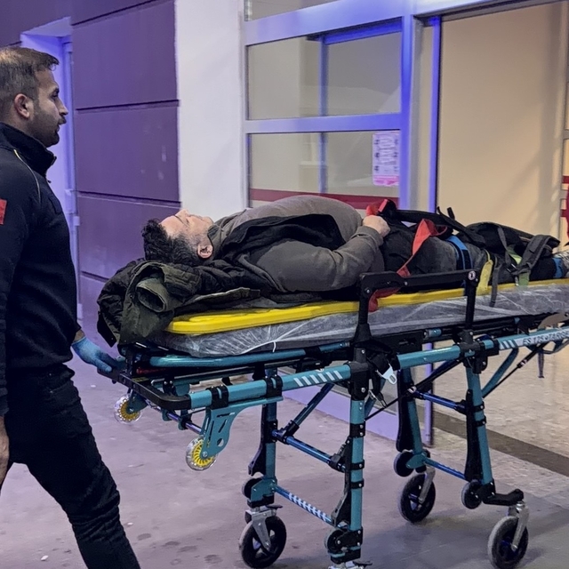 Çukura giren motosiklet devrildi: 1 yaralı