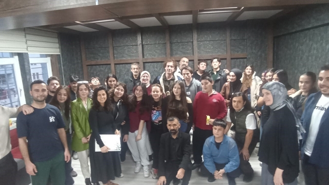 Doğaçlamanın öncüleri tecrübeleri paylaştı
Mahşer-i Cümbüş ekibi Denizli'de söyleşi düzenledi