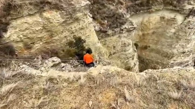 Uçurumda mahsur kalan köpeklerini halatla inerek kendi imkanlarıyla kurtardılar