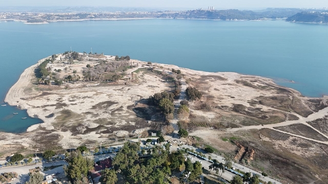 Adana'da yıkım yapılan Amerikan Adası girişi kayalarla kapatıldı