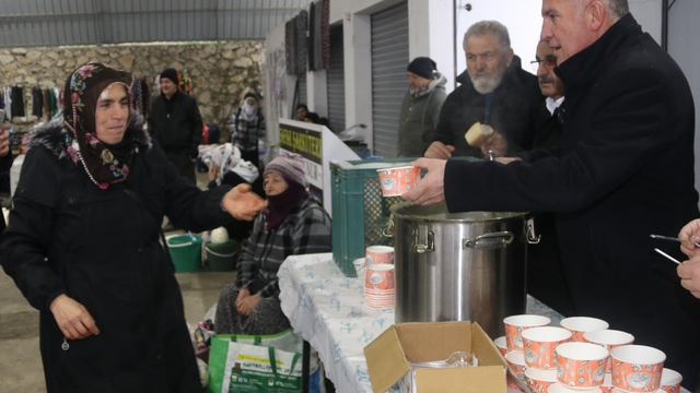 Taşova Belediyesi'nden pazarcı esnafına çorba ikramı