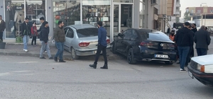 Merdiven basamakları otomobillerin işyerine dalmasını engelledi
Kontrolden...