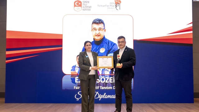 Avrupa ve dünya şampiyonu yetiştiren antrenör Ejder Sözen'e, 'Fair Play' ödülü