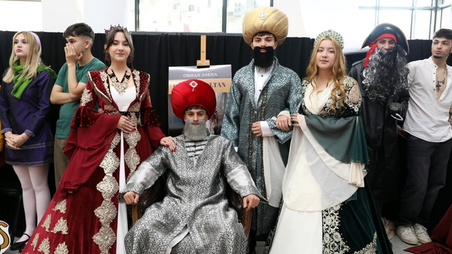 Öğrenciler roman kahramanlarını tanıttı
Sayfalardan sahneye taşan kahramanlar
Lise öğrencilerinden "Aile Yılı" mesajı