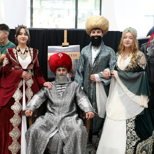 Öğrenciler roman kahramanlarını tanıttı
Sayfalardan sahneye taşan kahramanl...