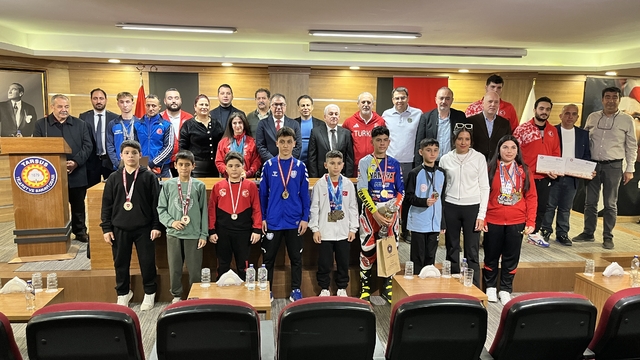 Tarsus Ticaret ve Sanayi Odası başarılı sporcuları ödüllendirdi
