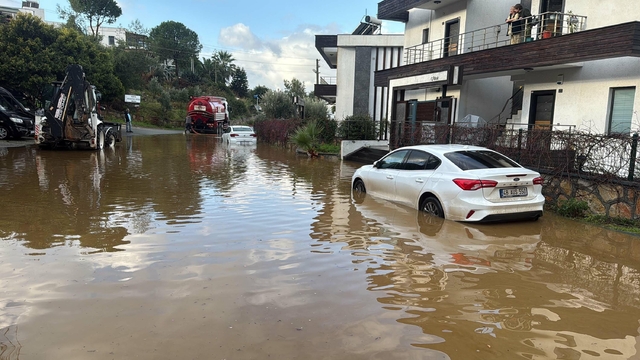 Bodrum'da sağanak; evin istinat duvarı çöktü, yollar göle döndü (2)