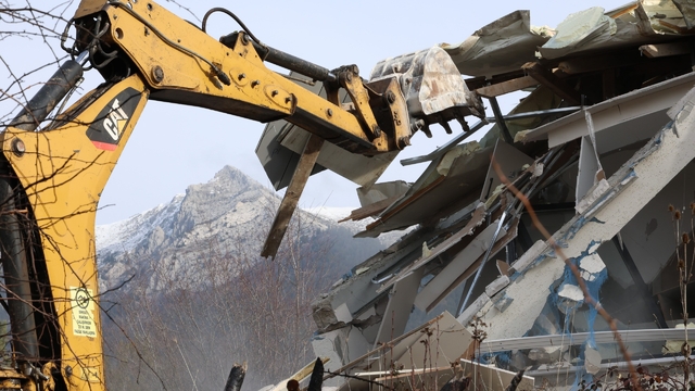 Uludağ'ın güzelliklerini mahveden yapılar yerle bir edildi