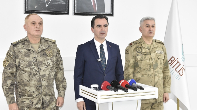 Vali Karakaya, 2025 yılında Bitlis'te yaşanan asayiş olaylarını değerlendirildi
"Terör örgütlerine yönelik bu yıl 67 şahıs gözaltına alınmış, 14'ü tutuklanmış, 24 şahsa adli kontrol tedbirleri uygulanmıştır"