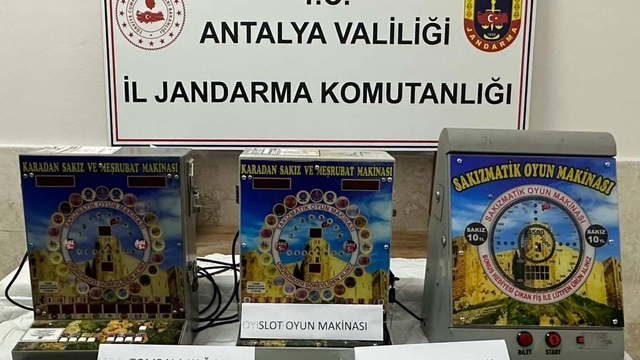 Elmalı'da sakızmatik ile kumar operasyon: 2 şüpheli yakalandı