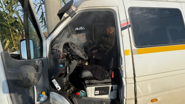 Minibüs elektrik direğine çarptı: 2 yolcu yaralandı
Araçta sıkışan yolcu ekipler tarafından kurtarıldı