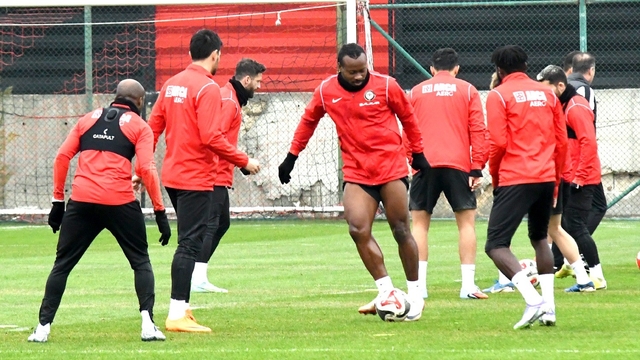 Hüseyin Eroğlu: "Şu anki çıkışımızı son maçta da devam ettirmek istiyoruz"
Çorum FK, Erzurumspor FK maçının hazırlıklarını sürdürdü