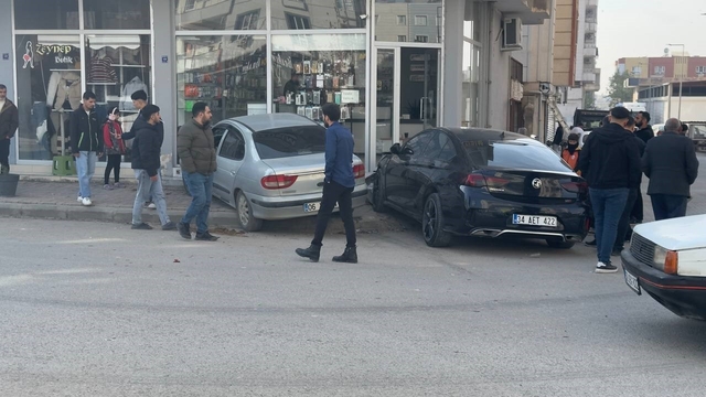 Merdiven basamakları otomobillerin işyerine dalmasını engelledi
Kontrolden çıkan otomobiller işyeri girişine çarparak durabildi