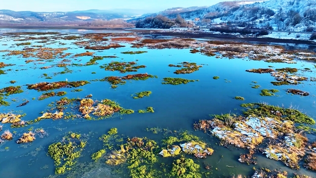 Beyaz gelinliğini giyen Ladik Gölü'nün güzelliği göz kamaştırdı