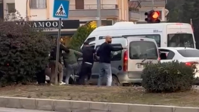 Trafikte tartıştıkları sürücüyü darbeden 5 kişiye gözaltı