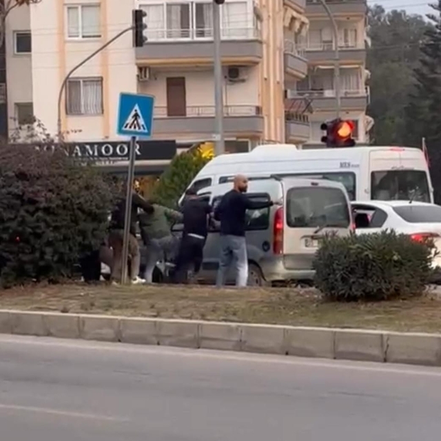 Trafikte tartıştıkları sürücüyü darbeden 5 kişiye gözaltı