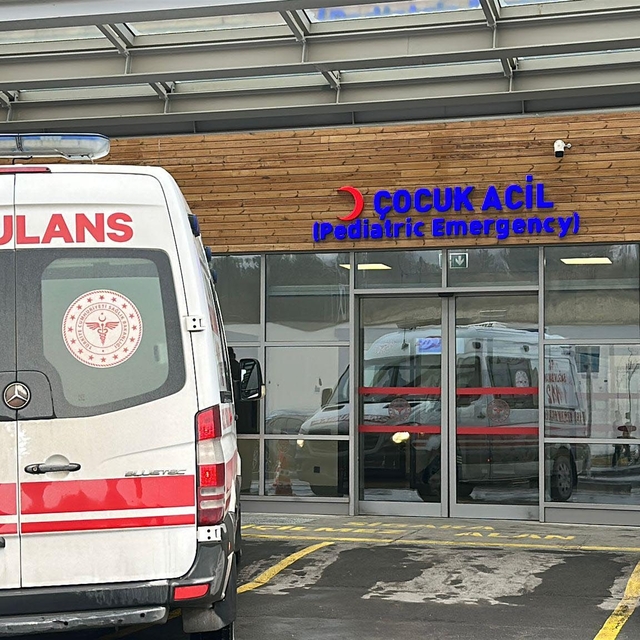 Ücretsiz dağıtılan çikolataları yiyen 20 öğrenci hastanelik oldu