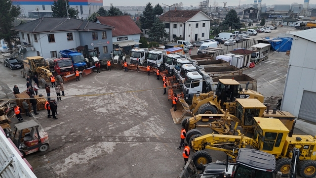 Karla mücadelede 200 personel, 33 iş makinesi sahada olacak
Başkan Yardımcısı Kaltu, "Ana arterlerde araç park etmeyelim, kar lastiği ve zincirsiz yola çıkmayalım, toplu taşıma araçlarını kullanalım"