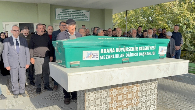 Adana'da intihar eden kişi ile öldürdüğü 2 çocuğunun cenazeleri defnedildi